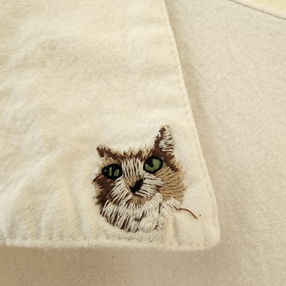 White Button Down Shirt With Rmbroidered Cat Detail